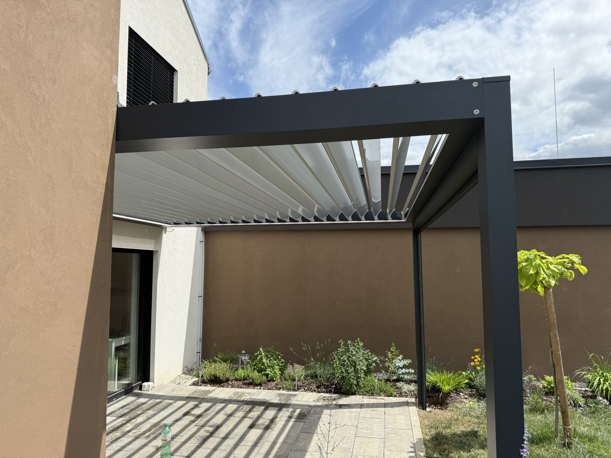 Hliníkové pergoly jako stylový prvek pro venkovní gastronomii