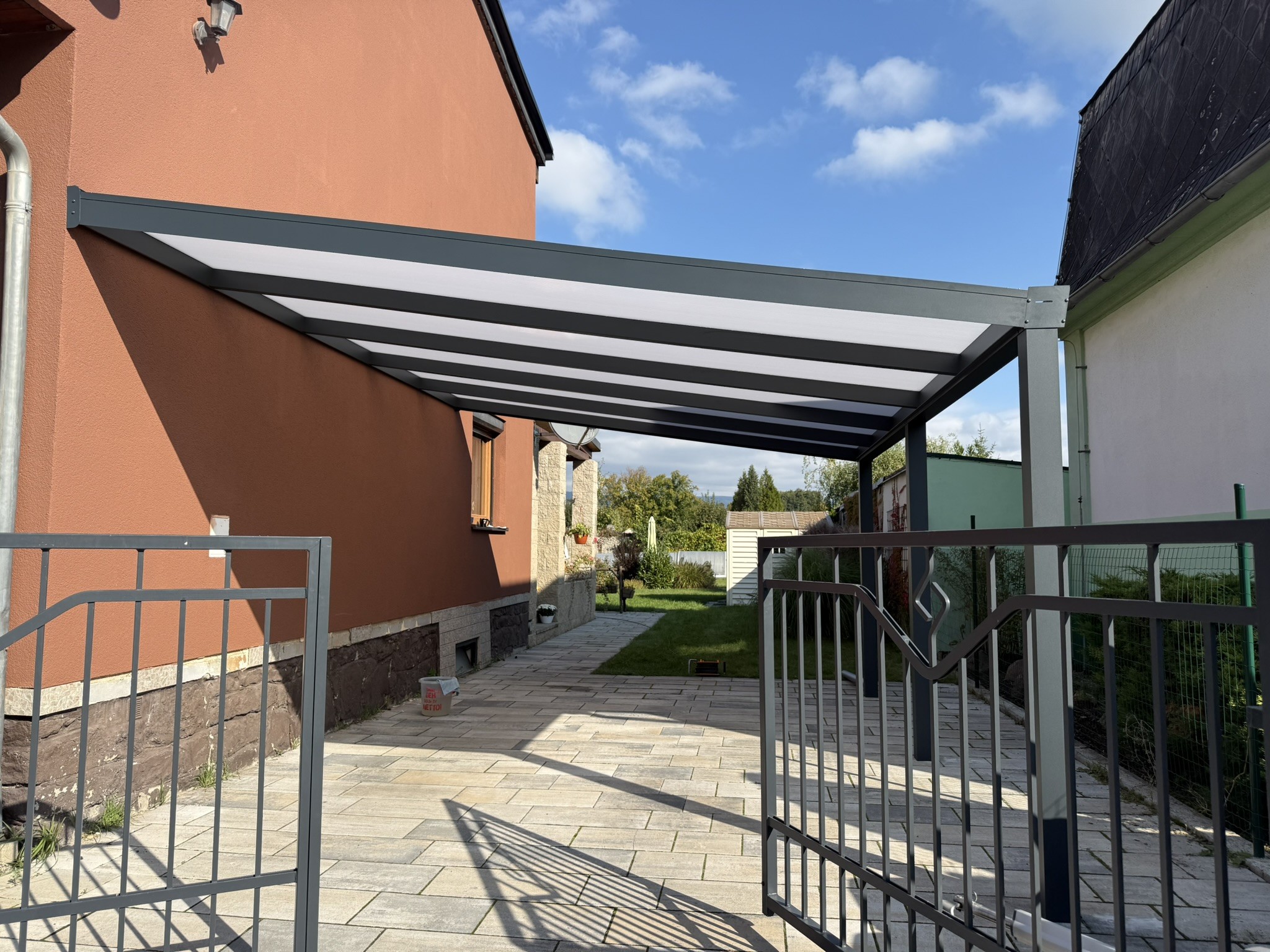 Hliníková pergola jako venkovní prostor pro koncerty a hudební vystoupení