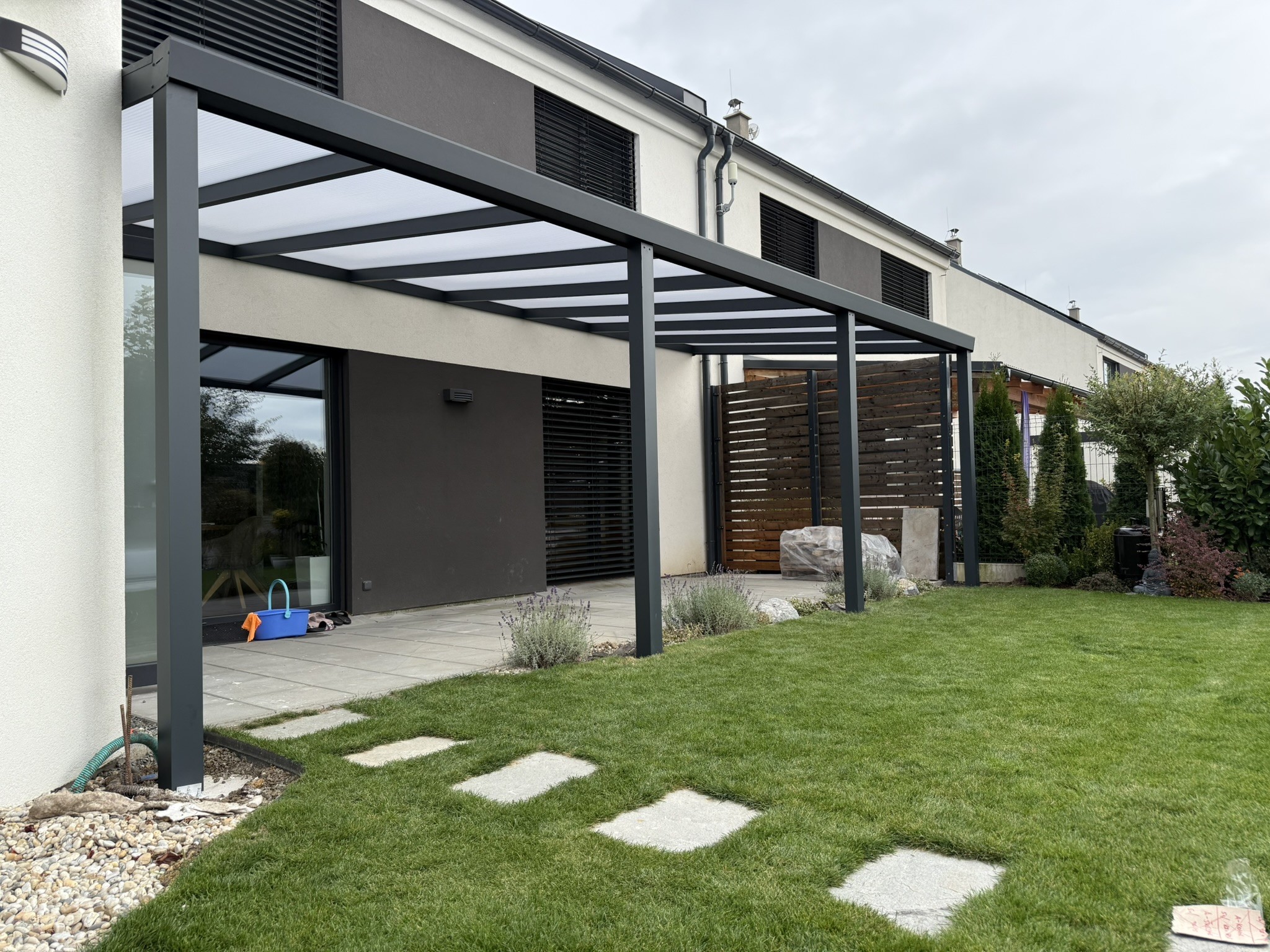 Hliníková pergola jako investice: Zvyšuje hodnotu nemovitosti?