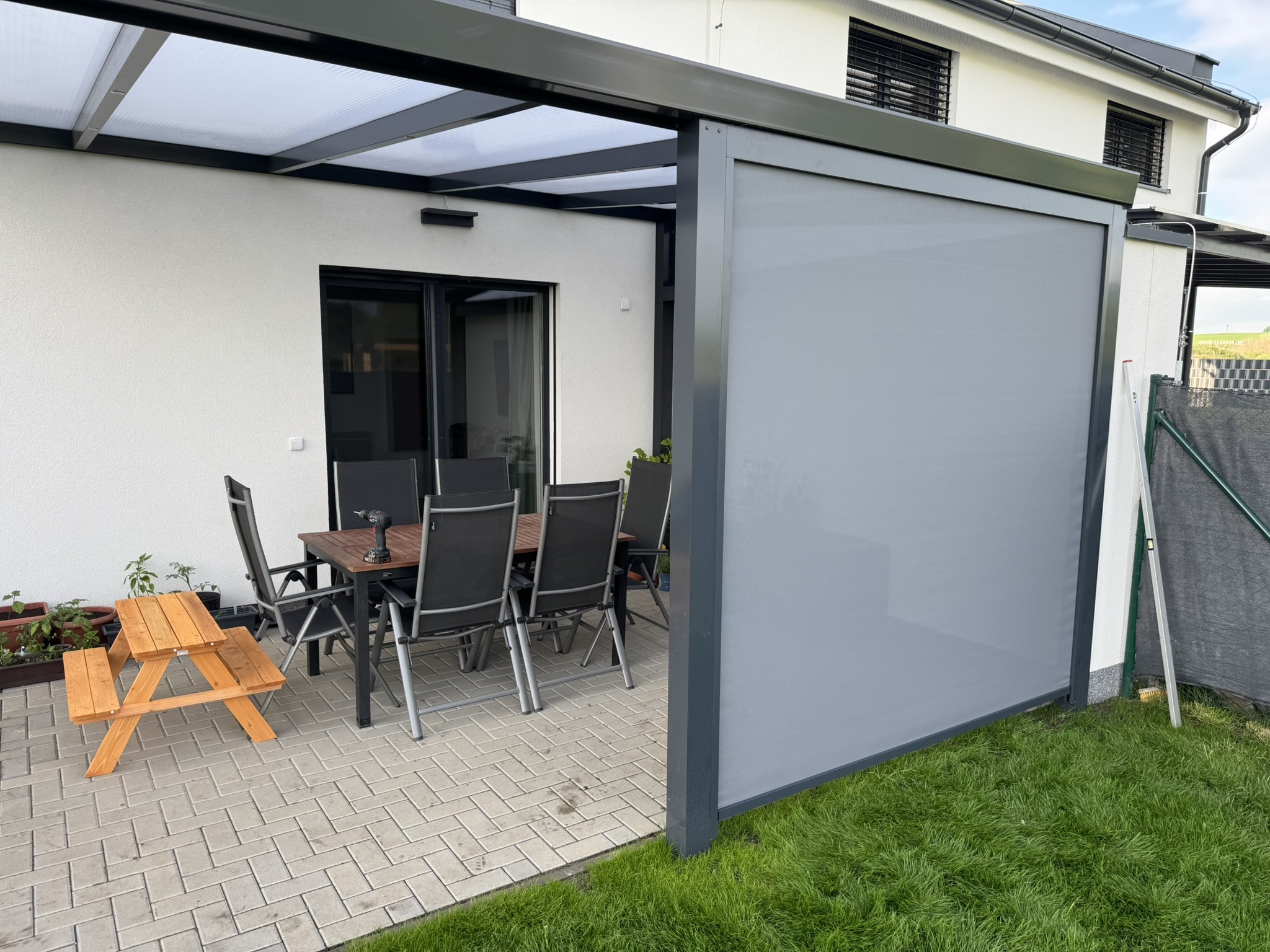 Zastřešení terasy hliníkovou pergolou: Komfort a ochrana pro každý den