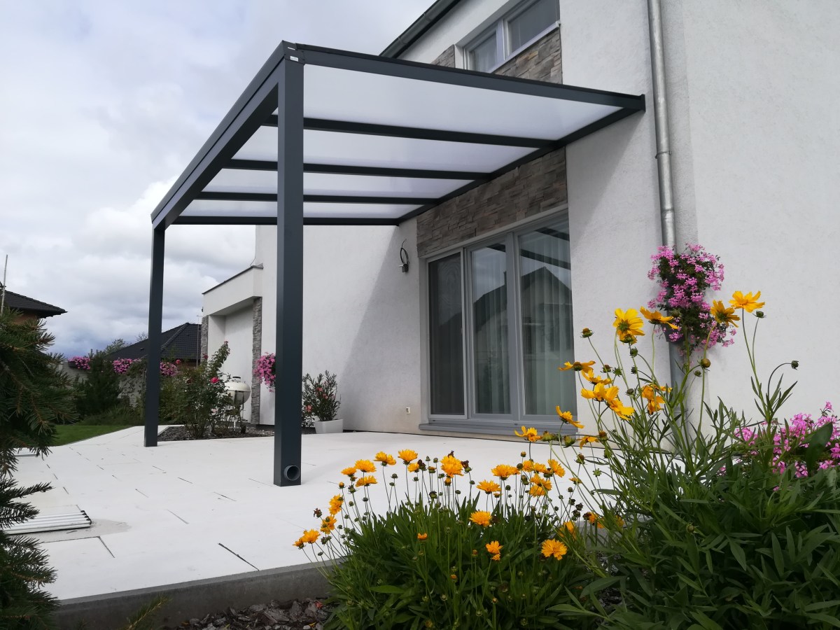 pergola černá dvorek